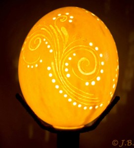 Straußeneilampe mit lederbezogenem Fuß 2