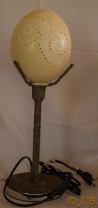 Straußeneilampe mit lederbezogenem Fuß